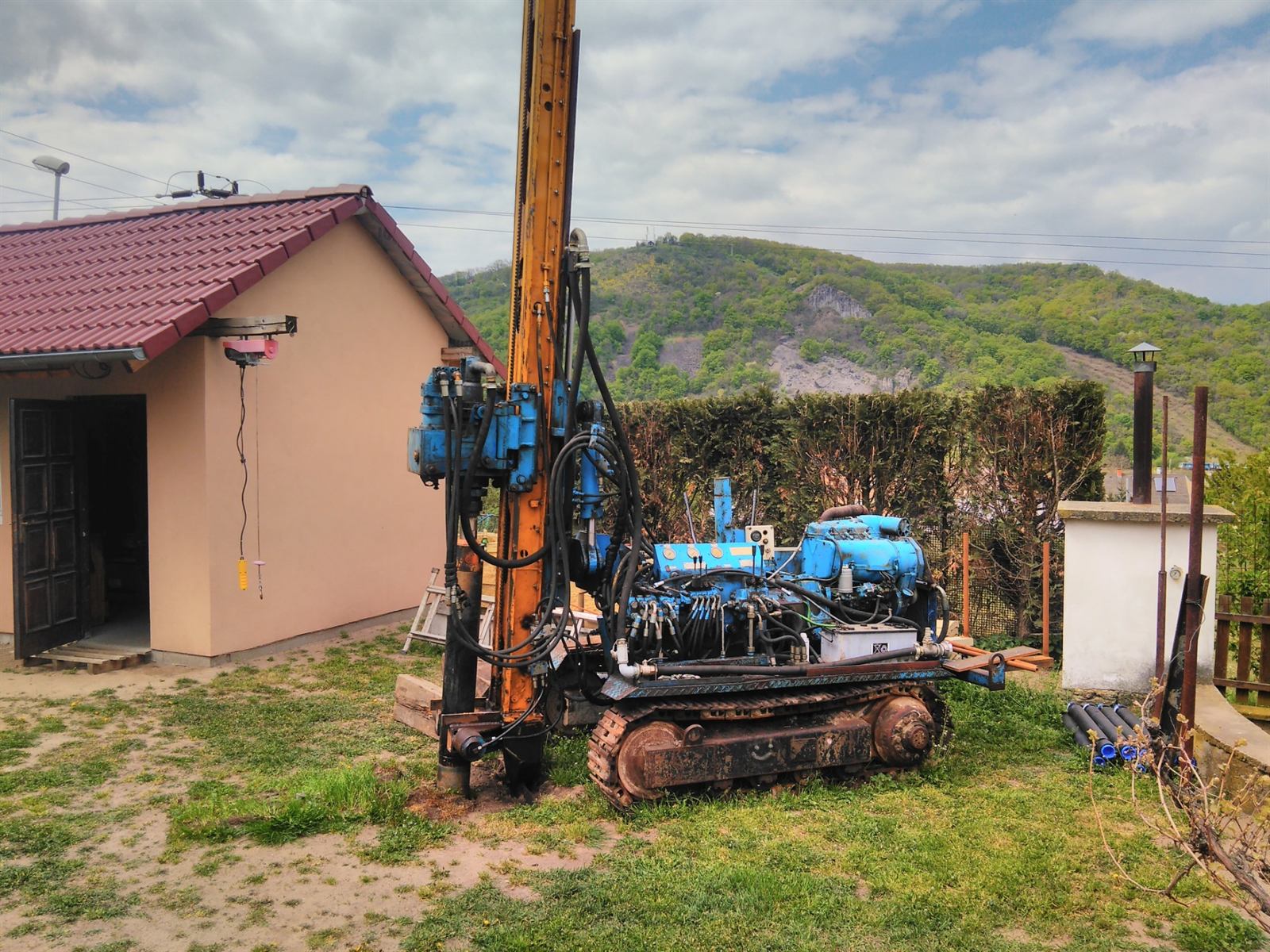 Vrtná souprava na zahradě u rodinného domu